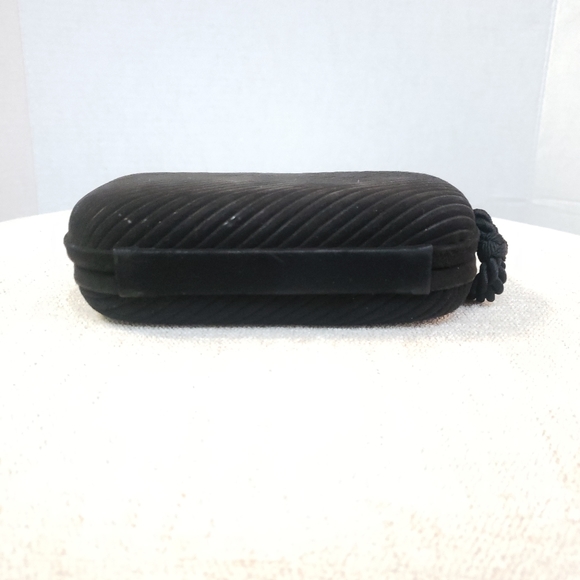 Bottega Veneta Suede Black Diagonal Lines Clutch. - Picture 3 of 7